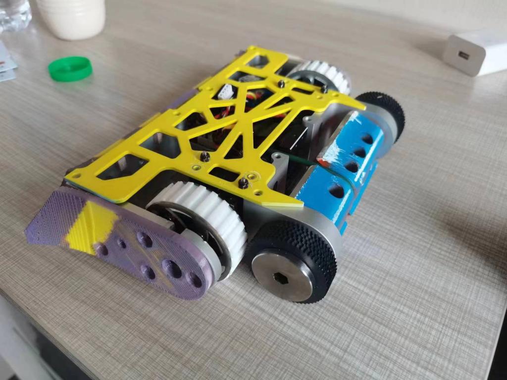 桌子上的玩具中度可信度描述已自动生成 桌子上的玩具中度可信度描述已自动生成